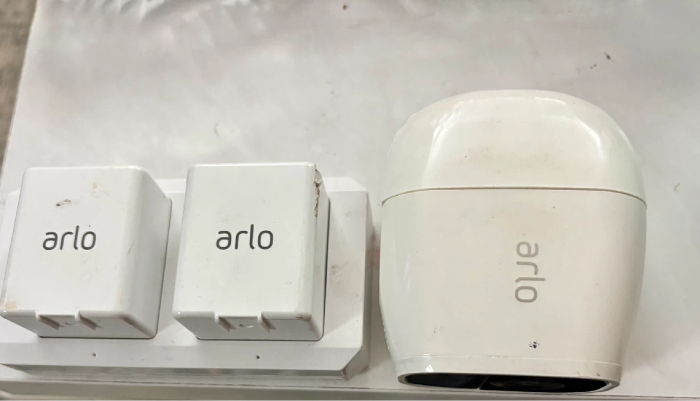 Arlo Pro 2 Security Camera with Charging Dock 2 x Battery - photo 2