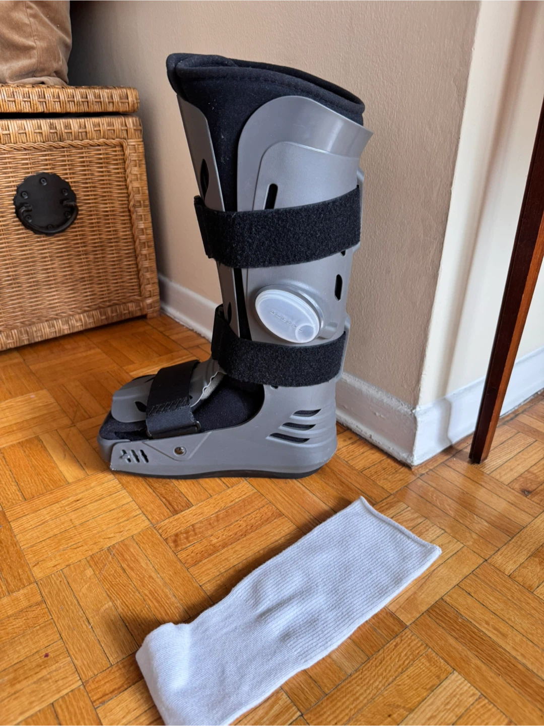 Aircast Walking Boot with cotton Sock. Size M