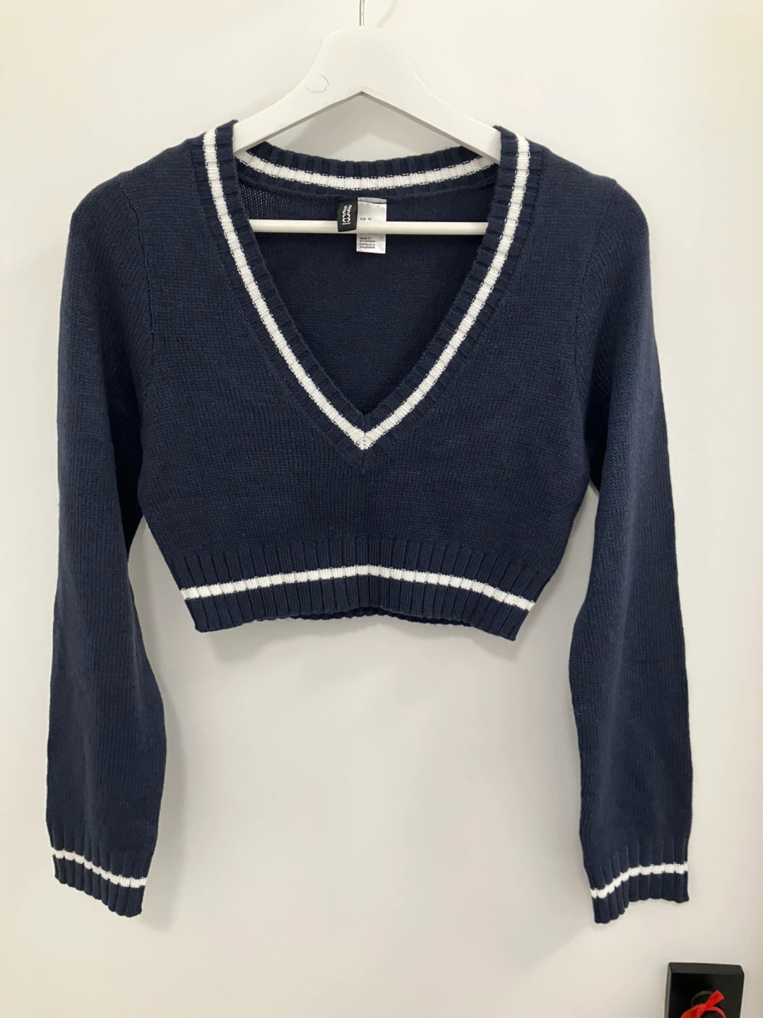 H&M Navy Blue V-Neck Cropped Sweater Size XS