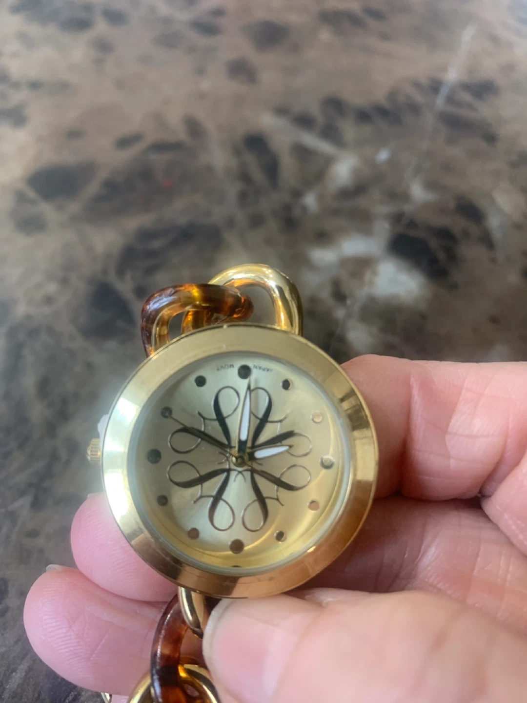 Gold-tone women's watch with tortoise chain - photo 3