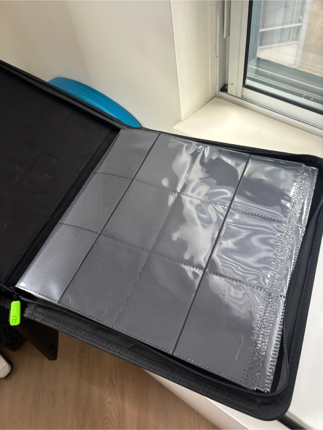 Vaultx Binder holds approx 480 cards - photo 2
