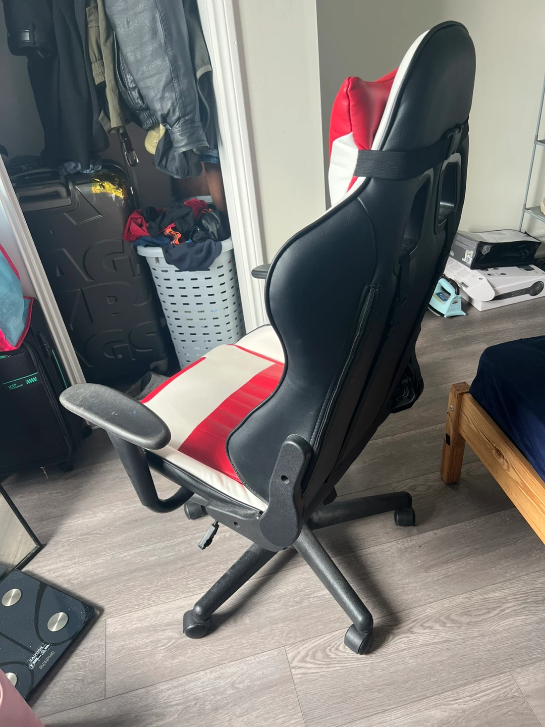 Red and White Gaming Chair - photo 2