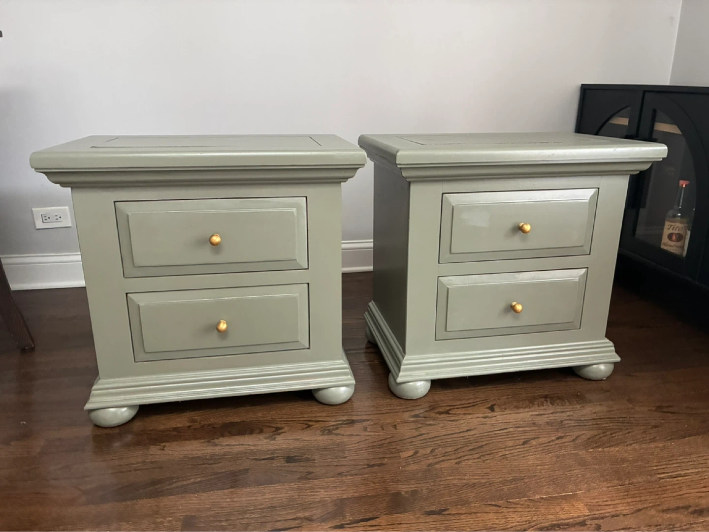 Broyhill green night stands - photo 3