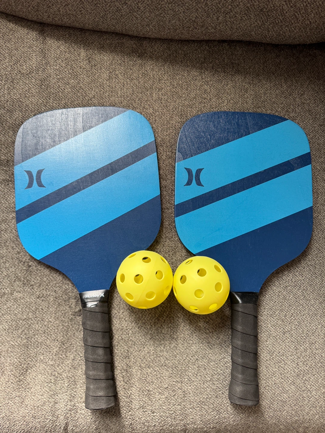 Hurley Pickleball Set with 2 Paddles and 2 Balls