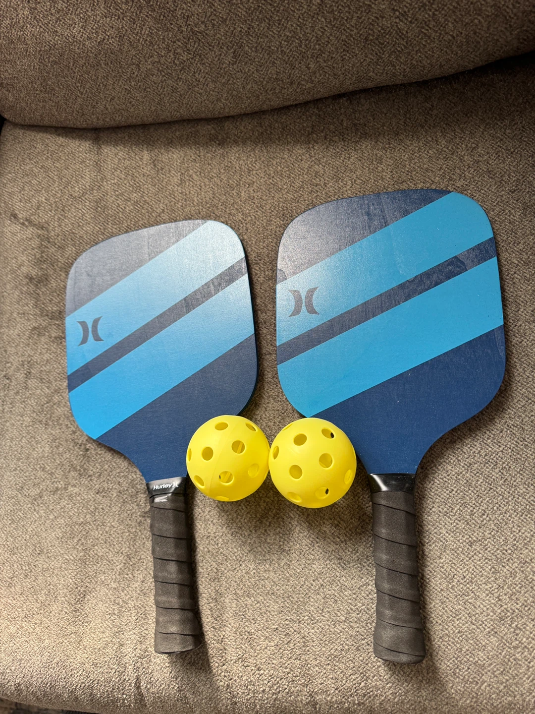 Hurley Pickleball Set with 2 Paddles and 2 Balls - photo 4