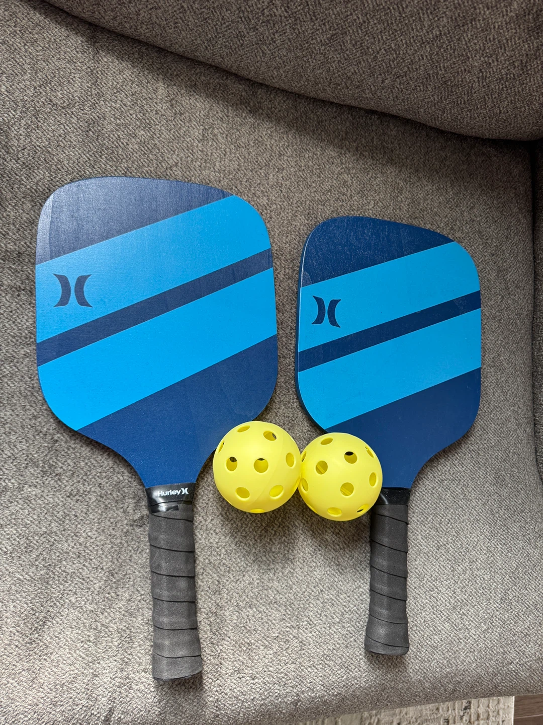 Hurley Pickleball Set with 2 Paddles and 2 Balls - photo 2
