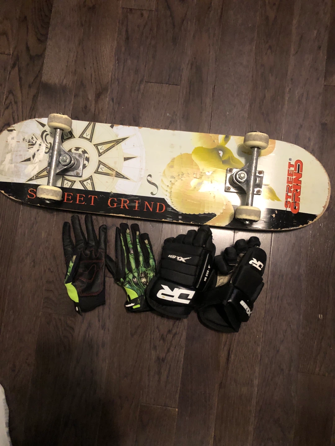 Street Grinds Skateboard with 3 pairs of Gloves
