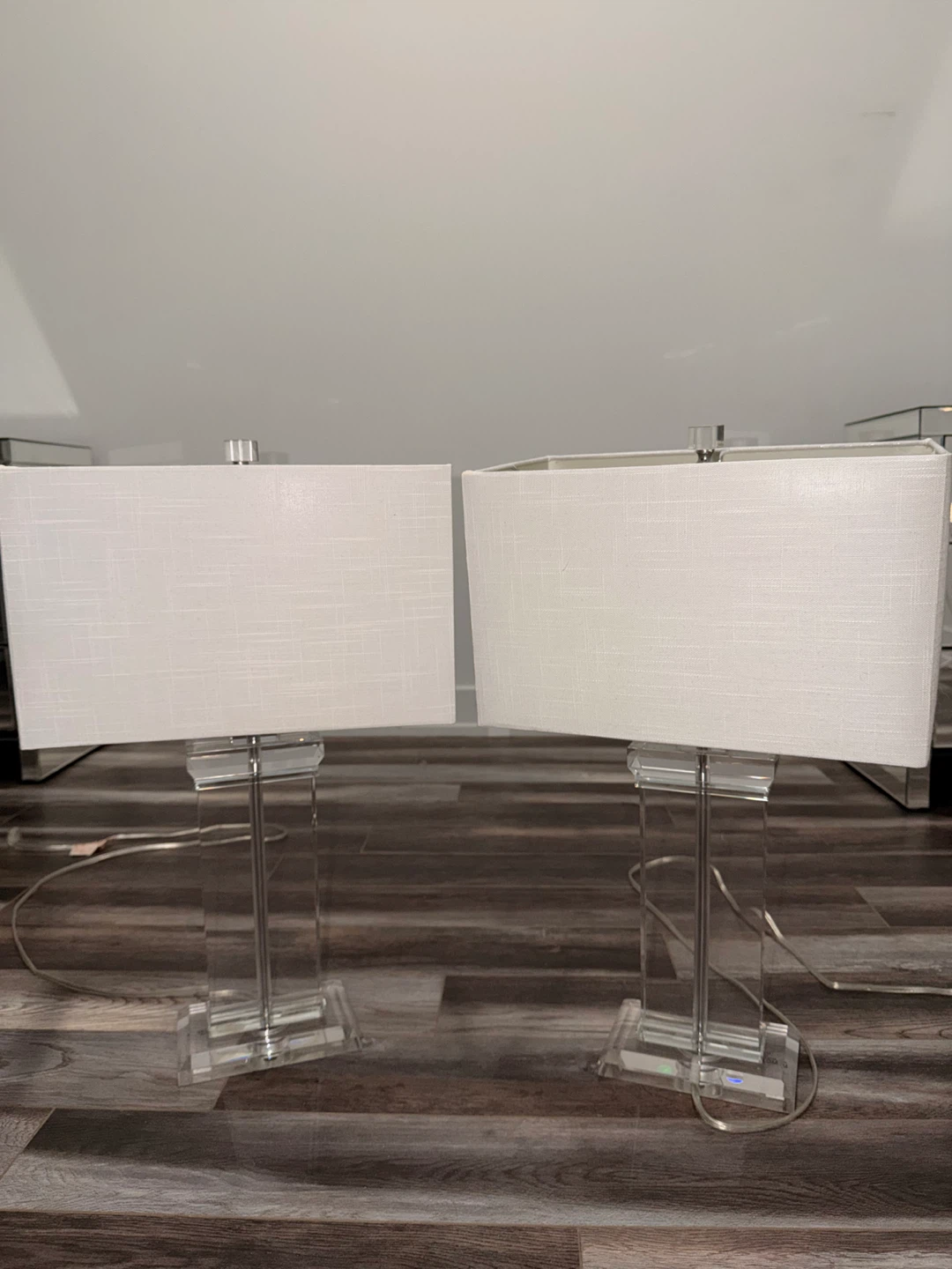 Paire de lampes de table modernes en acrylique et métal - photo 2