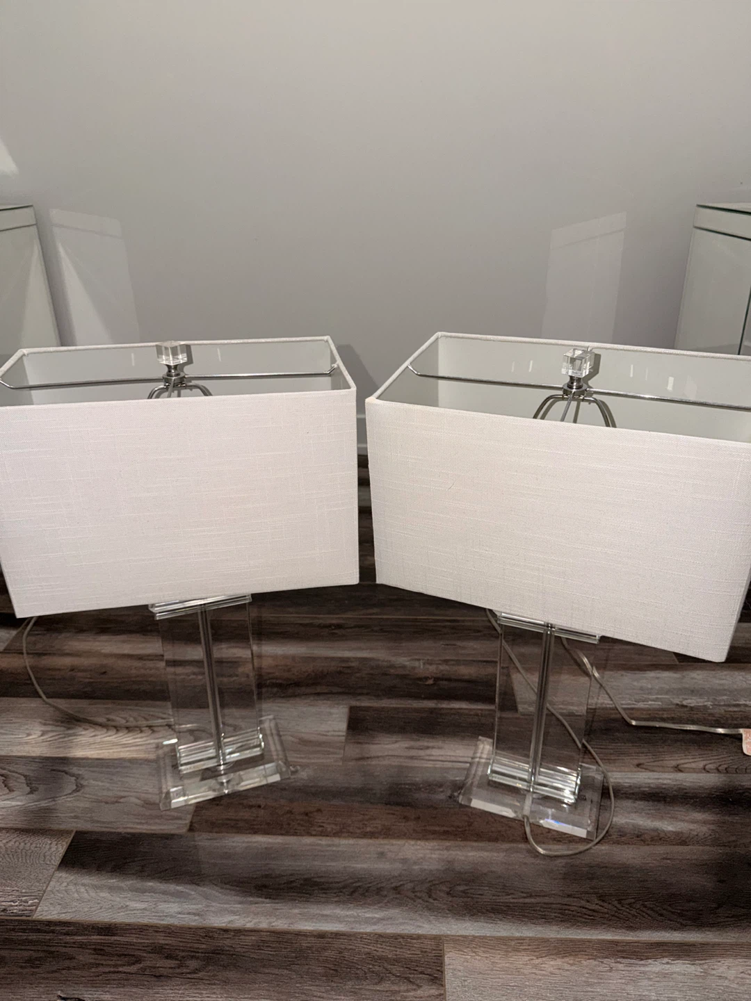 Paire de lampes de table modernes en acrylique et métal