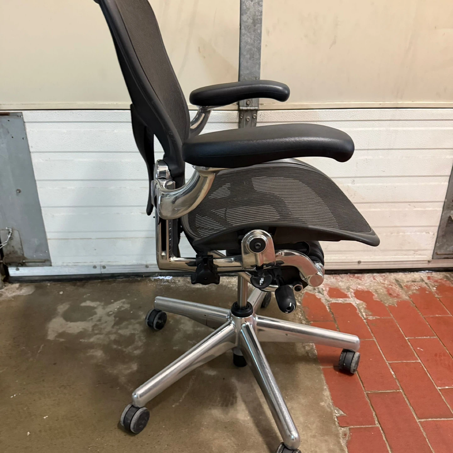 Herman Miller Aeron Chair – Size B (Chrome Frame) - photo 2