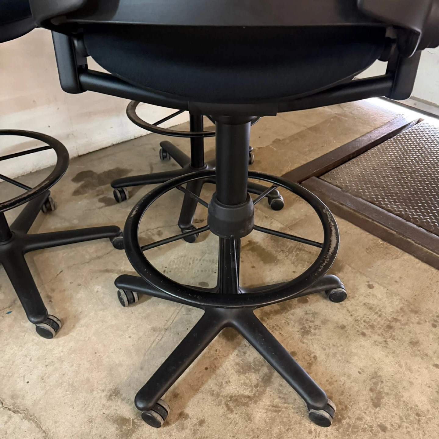 Herman Miller Aeron Chair – Size B (Chrome Frame) - photo 3