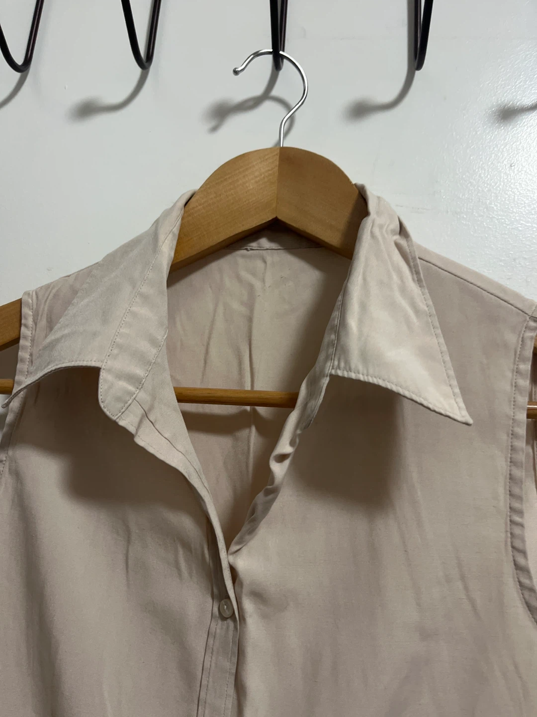 Sleeveless Collared Button-Up Shirt - Beige - photo 2
