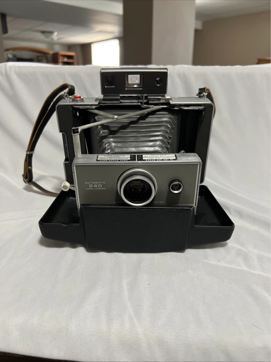 1960s Polaroid Automatic 240 Land Camera - photo 3