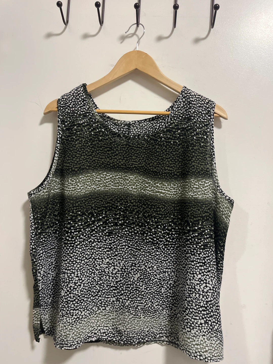 Sleeveless women's top