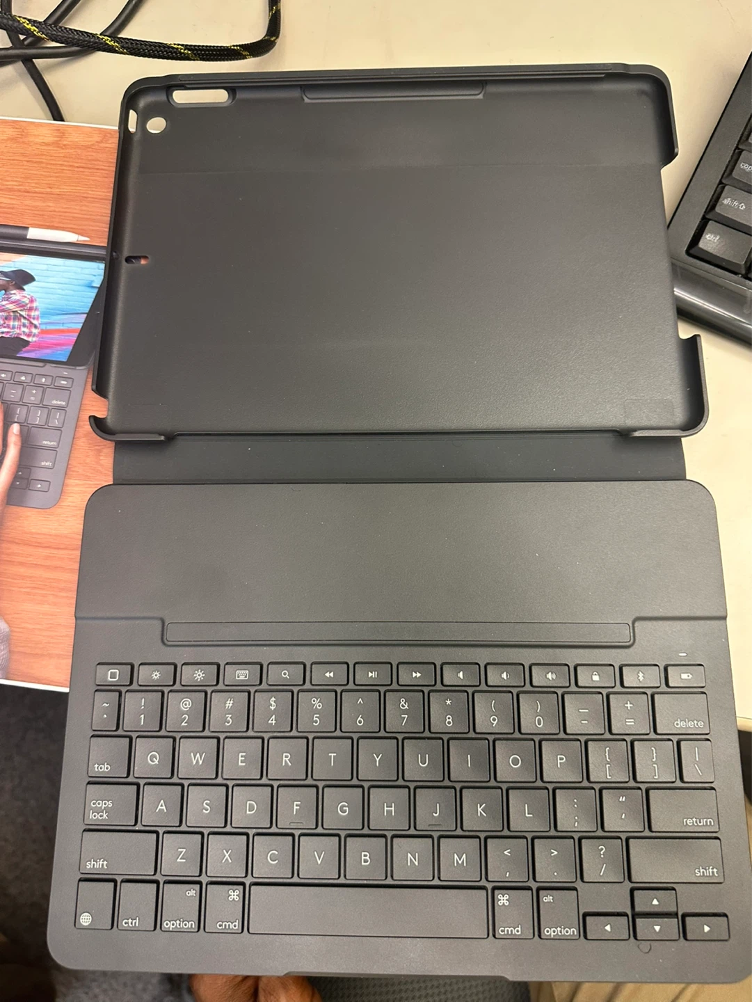 Slim folio keyboard for iPad 7th, 8th, and 9th generation - photo 2
