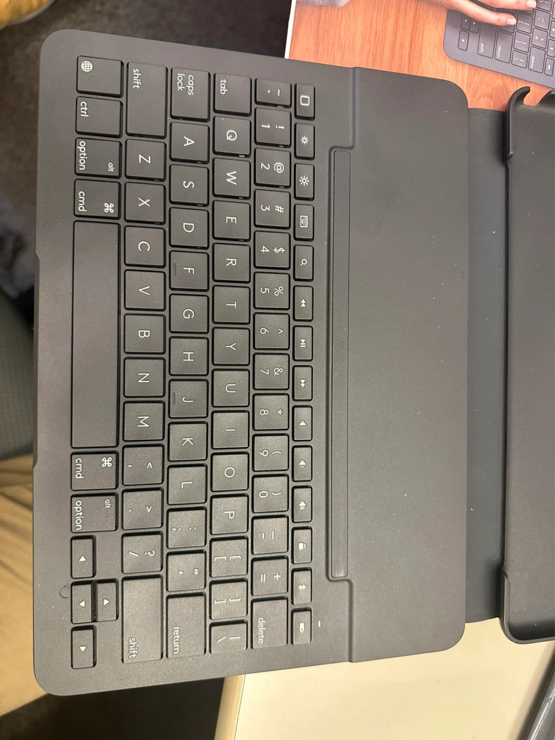 Slim folio keyboard for iPad 7th, 8th, and 9th generation - photo 4
