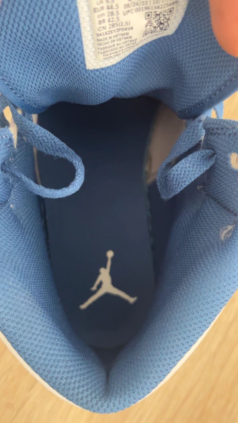 Air Jordan 1 Mid SE Shoes - US 10.5 - photo 2
