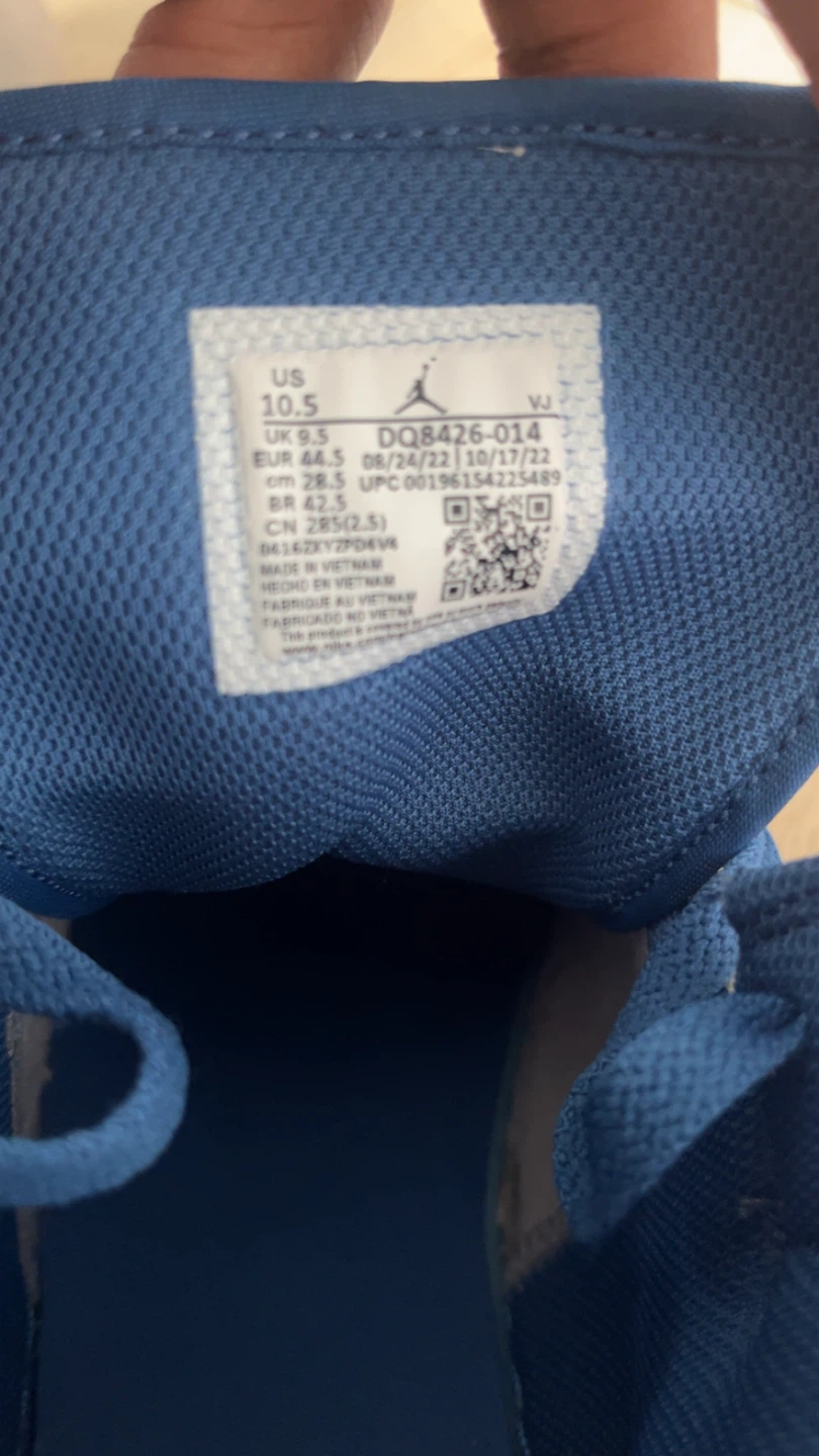 Air Jordan 1 Mid SE Shoes - US 10.5 - photo 3