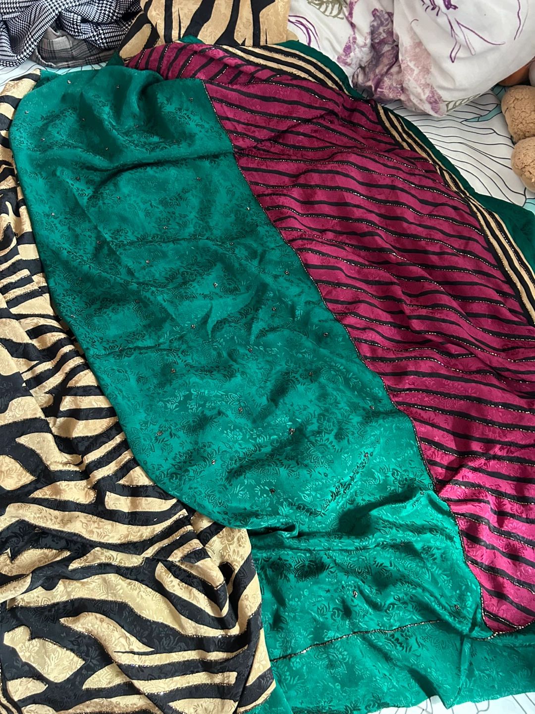 Green and Magenta Saree with Animal Print Border - photo 2