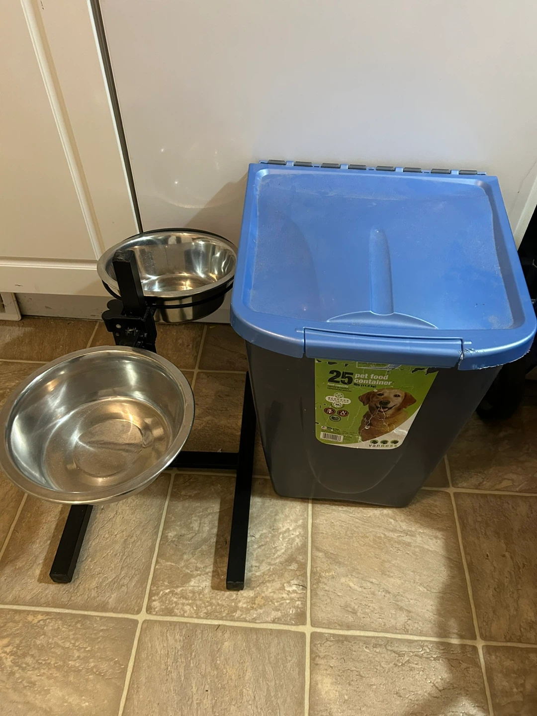 IRIS 25 lb Pet Food Container with Elevated Bowls