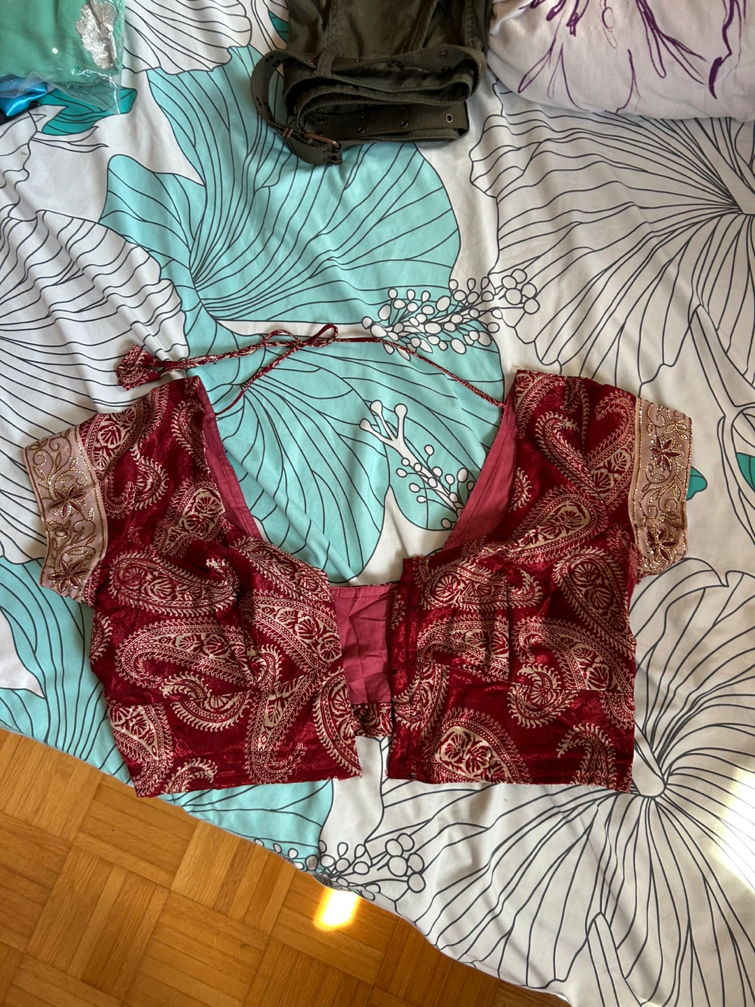 Red and Beige Paisley Saree - photo 2