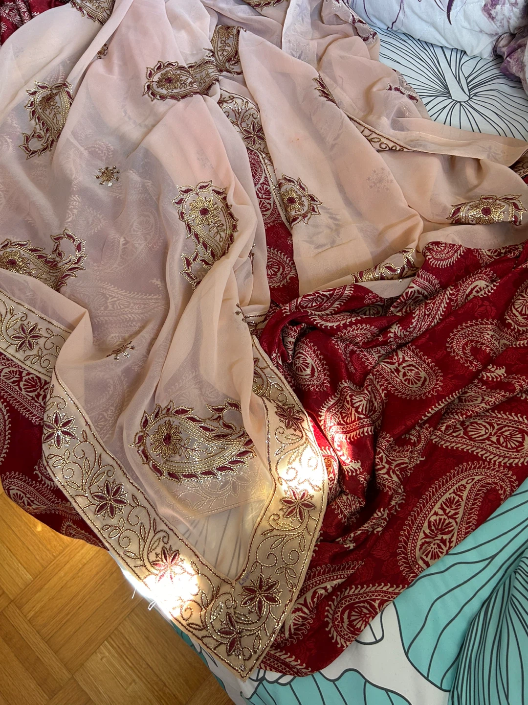 Red and Beige Paisley Saree - photo 3