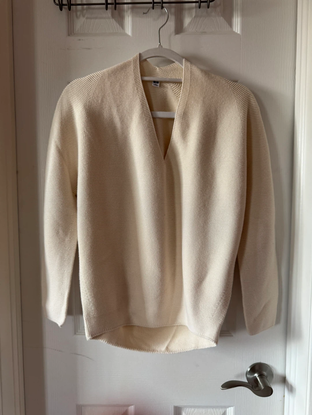 UNIQLO Cream Knit V-Neck Sweater Size S
