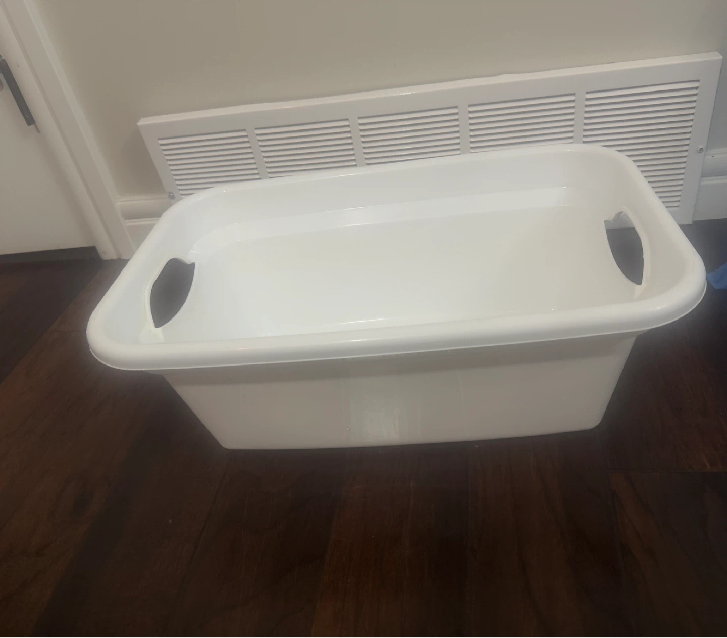 White Plastic Wash Tub Basin with Handles