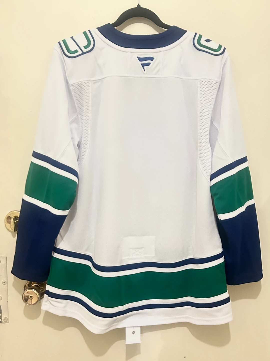 Vancouver Canucks Fanatics Premium Hockey Jersey Size 46 - photo 2