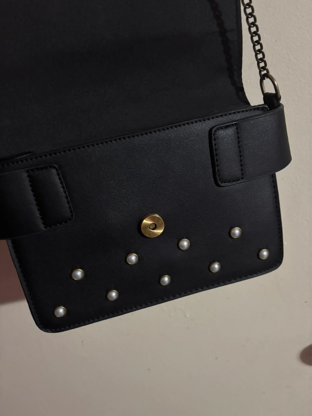 Black crossbody bag with bee embellishment - photo 4