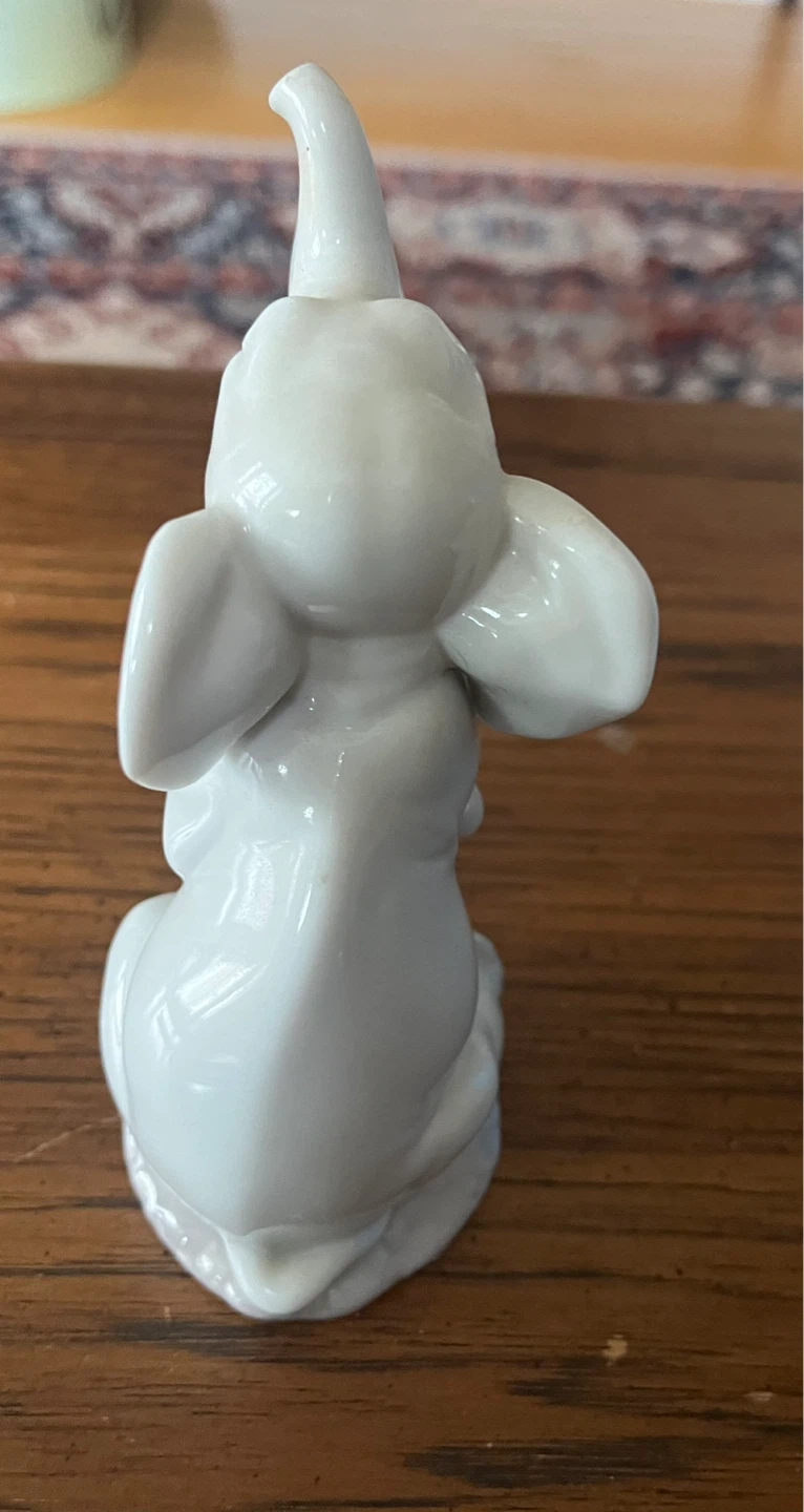 Lladro “Lucky in Love” Elephant Figurine with Flowers - photo 4