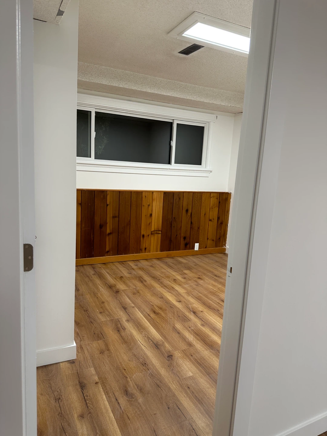 2 bedroom basement on rent - photo 4