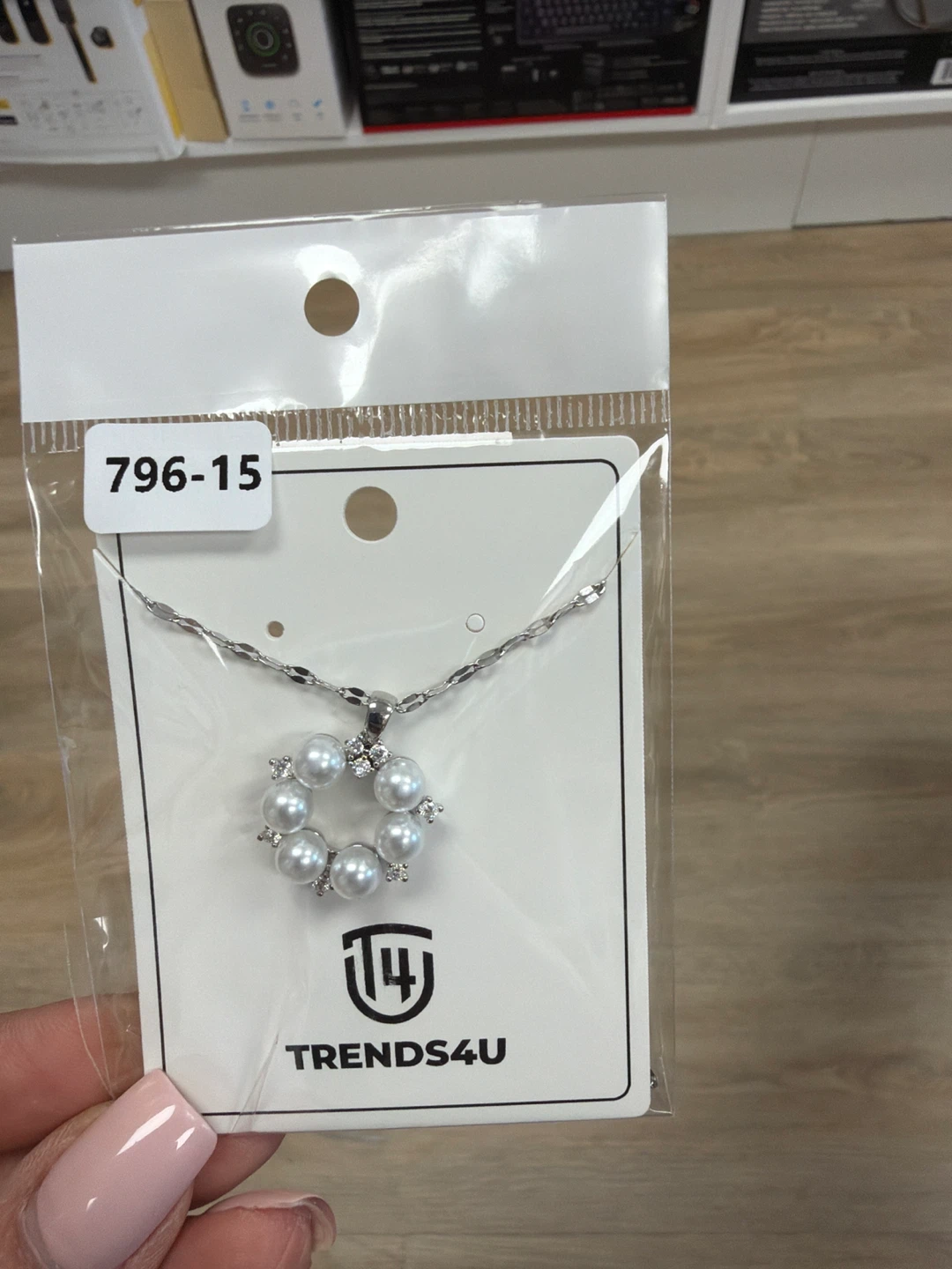 TRENDS4U Pearl and Crystal Pendant Necklace