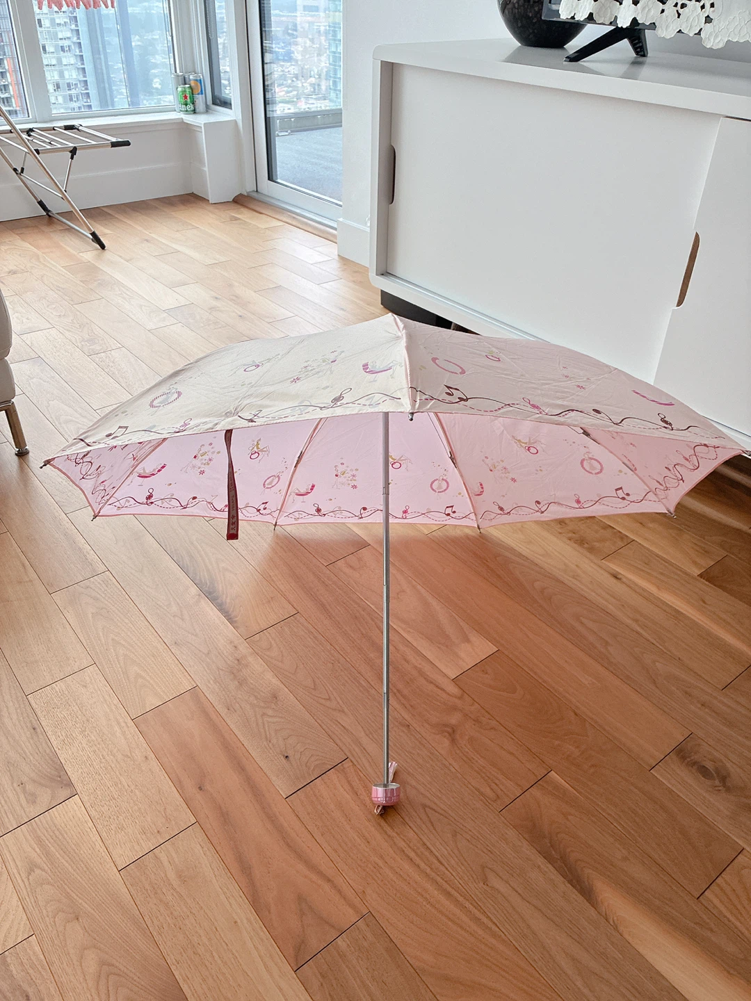 Pink umbrella with decorative print - photo 3
