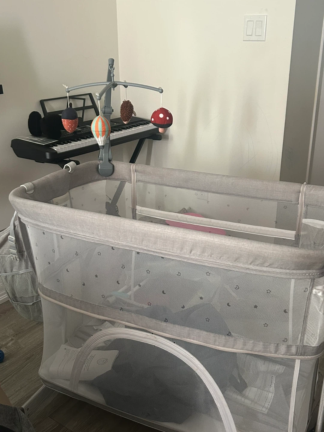 Portable Bassinet with Mobile - photo 3