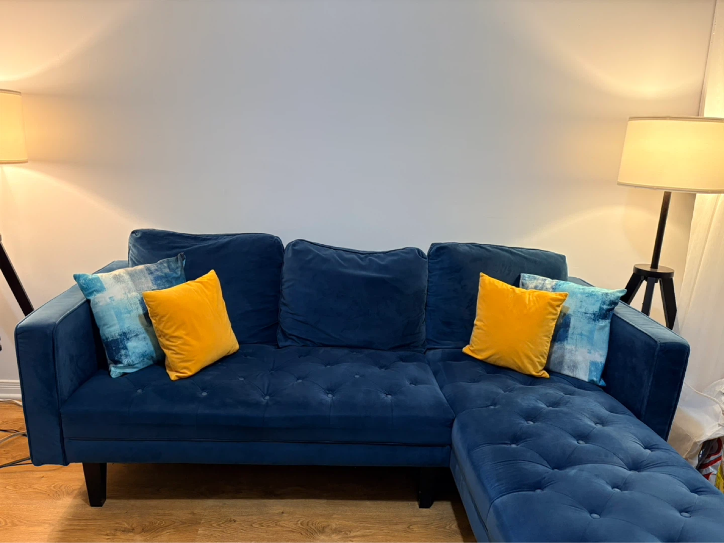 Nice velvet sofa in an absolutely good condition(We Deliver) - photo 2