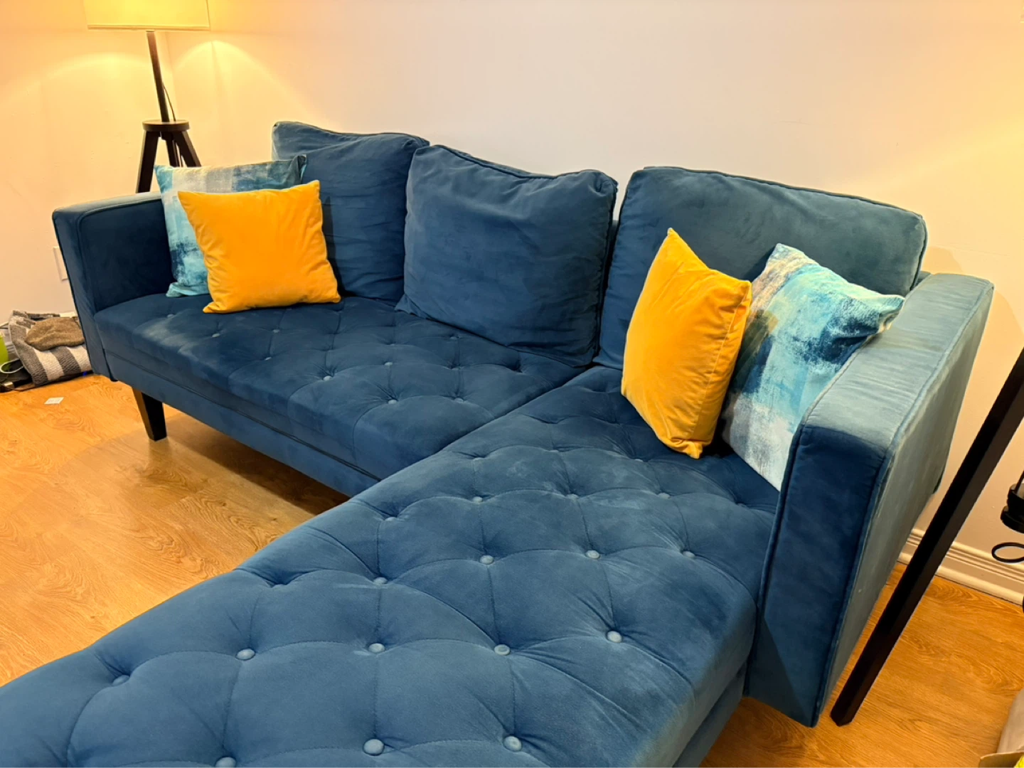 Nice velvet sofa in an absolutely good condition(We Deliver) - photo 4