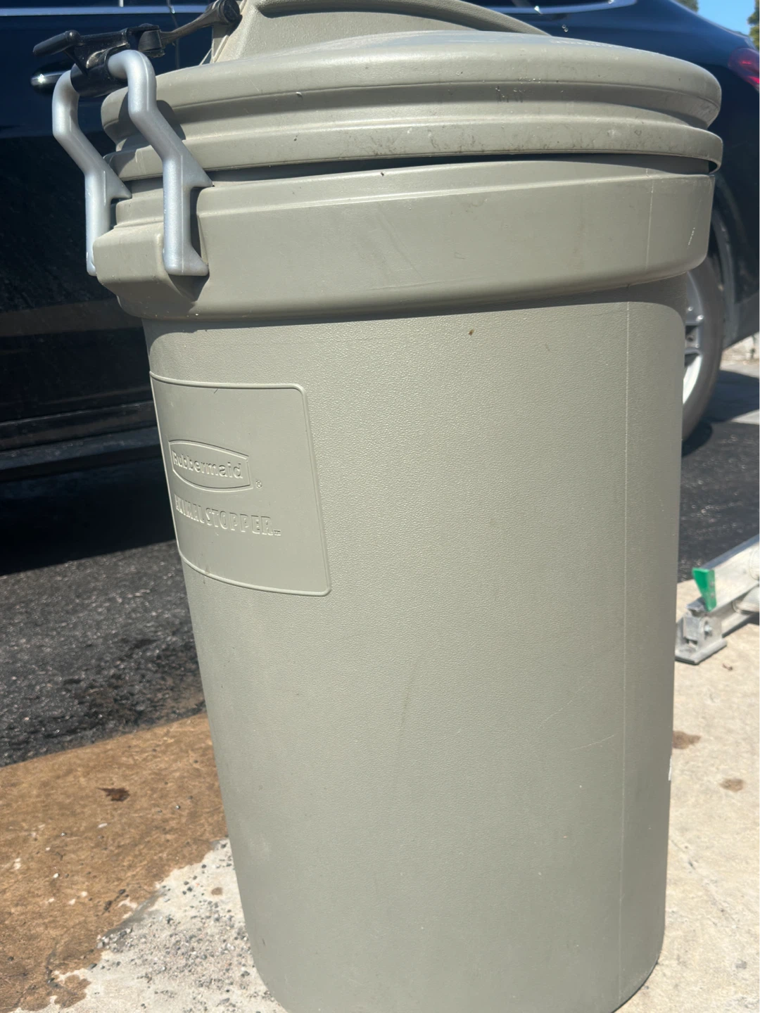 Rubbermaid Animal Stopper Trash Can - photo 2