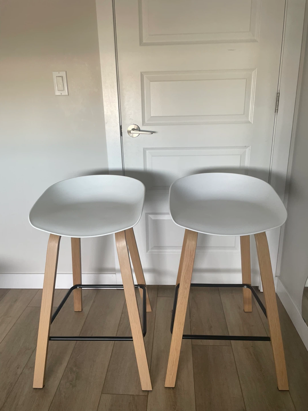 Set of 2 White Bar Stools with Wooden Legs