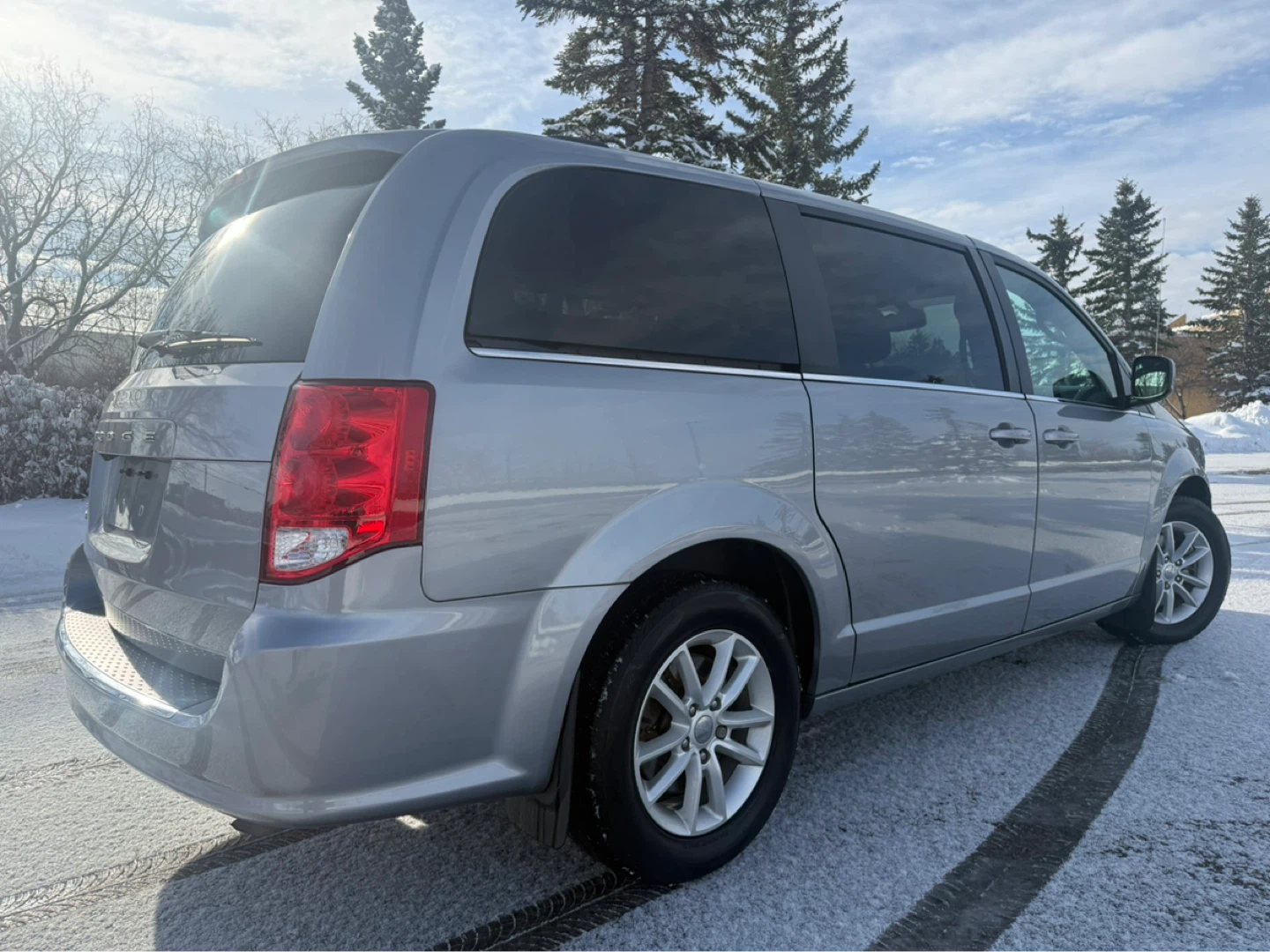 2019 Dodge Grand Caravan Premium Plus *64k* - photo 3