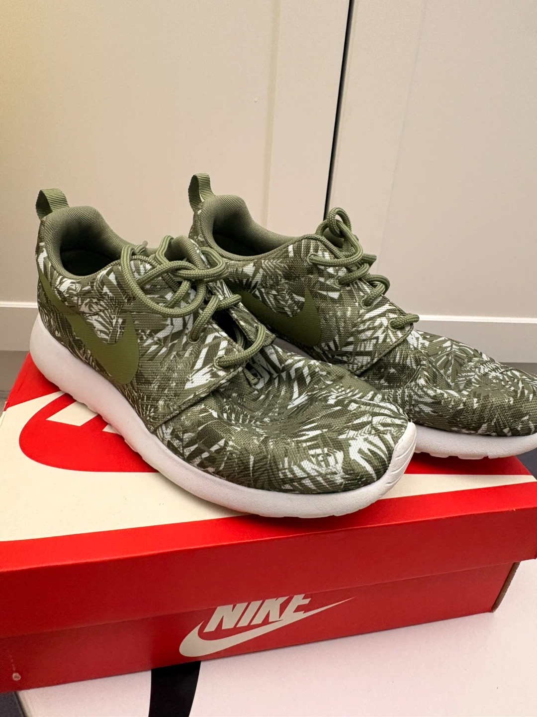Nike Roshe Run Women's Sneakers Size 8 Green Floral - photo 2