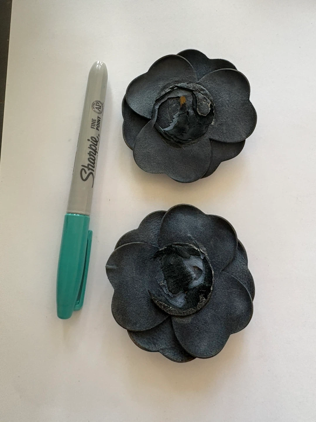 Set of 2 navy leather roses - photo 2