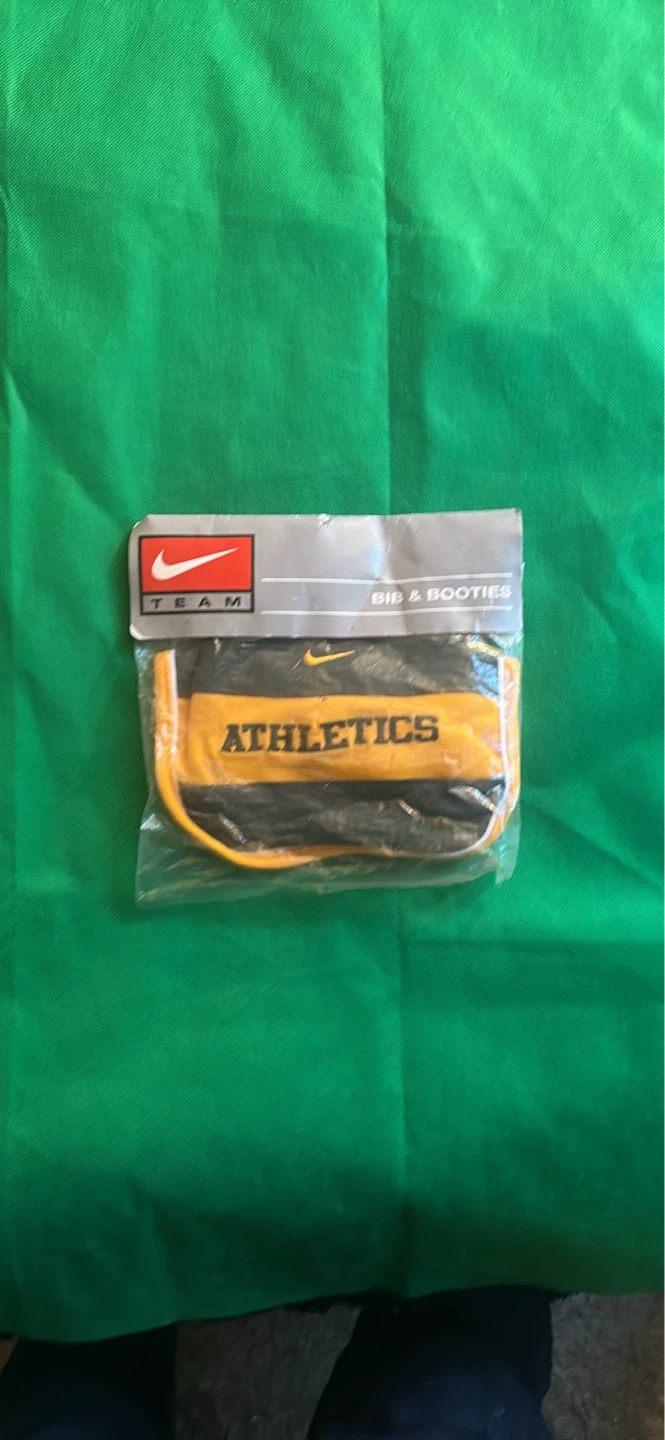Nike Athletics Bib & Booties Set - photo 3