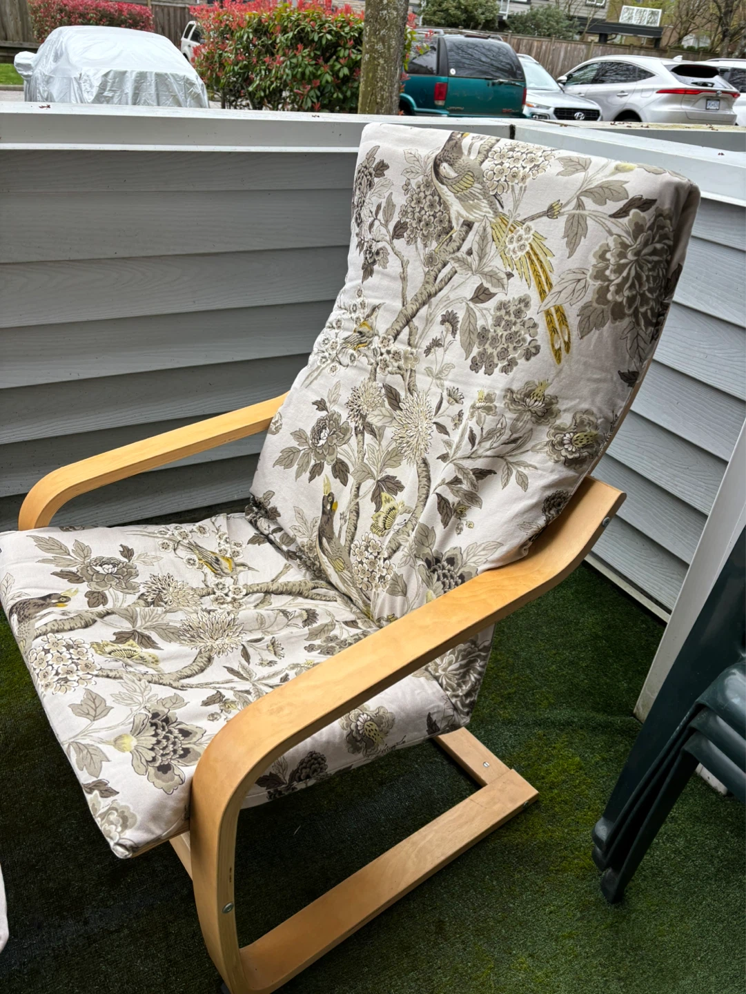 Wooden chair and ottoman with bird and floral print - photo 3