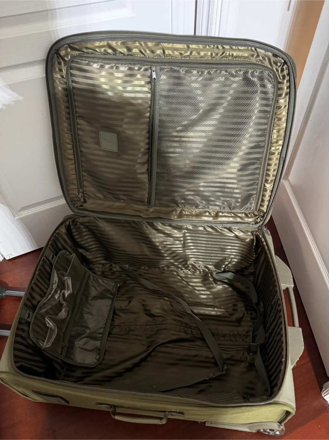 Atlantic Luggage Co. Rolling Suitcase - photo 4
