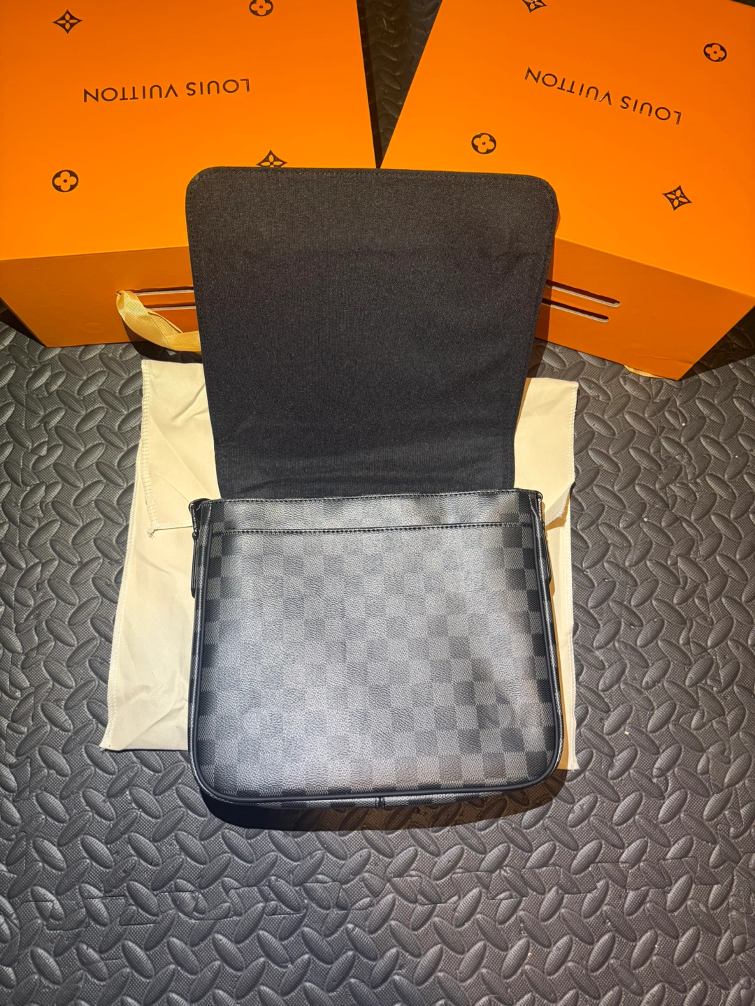 Louis Vuitton Damier Graphite Messenger Bag - photo 3