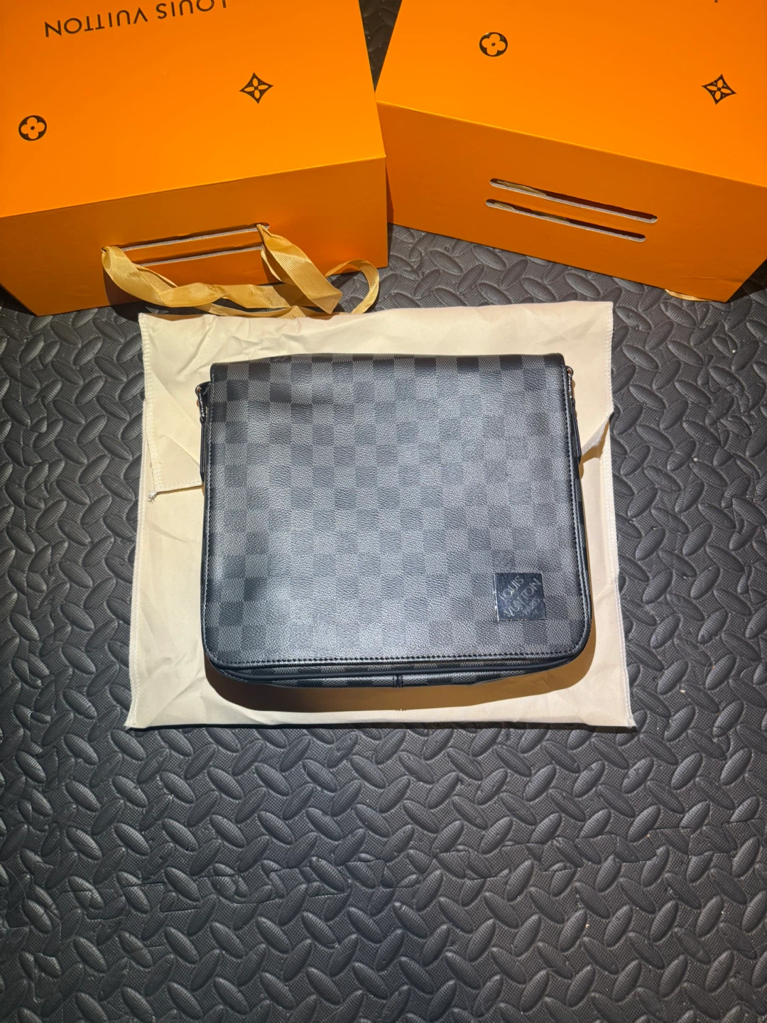 Louis Vuitton Damier Graphite Messenger Bag - photo 4