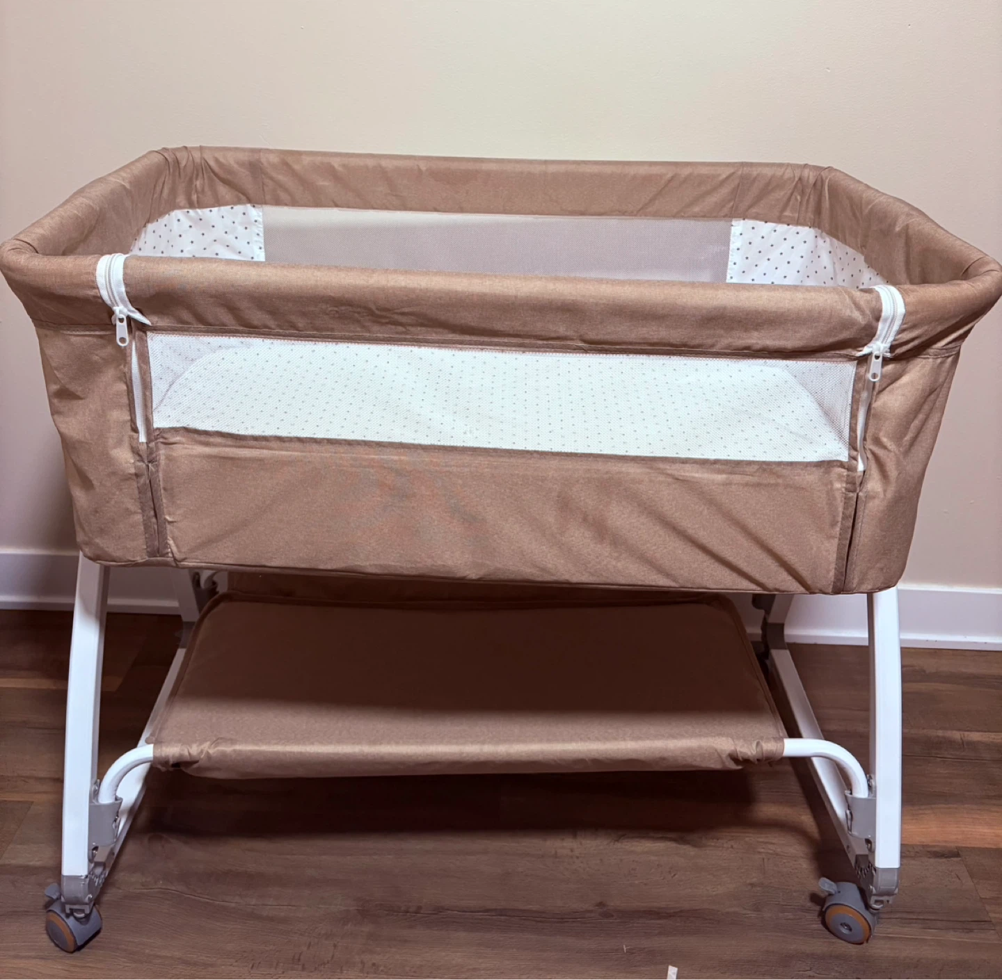 Portable baby Bassinet with Storage Shelf