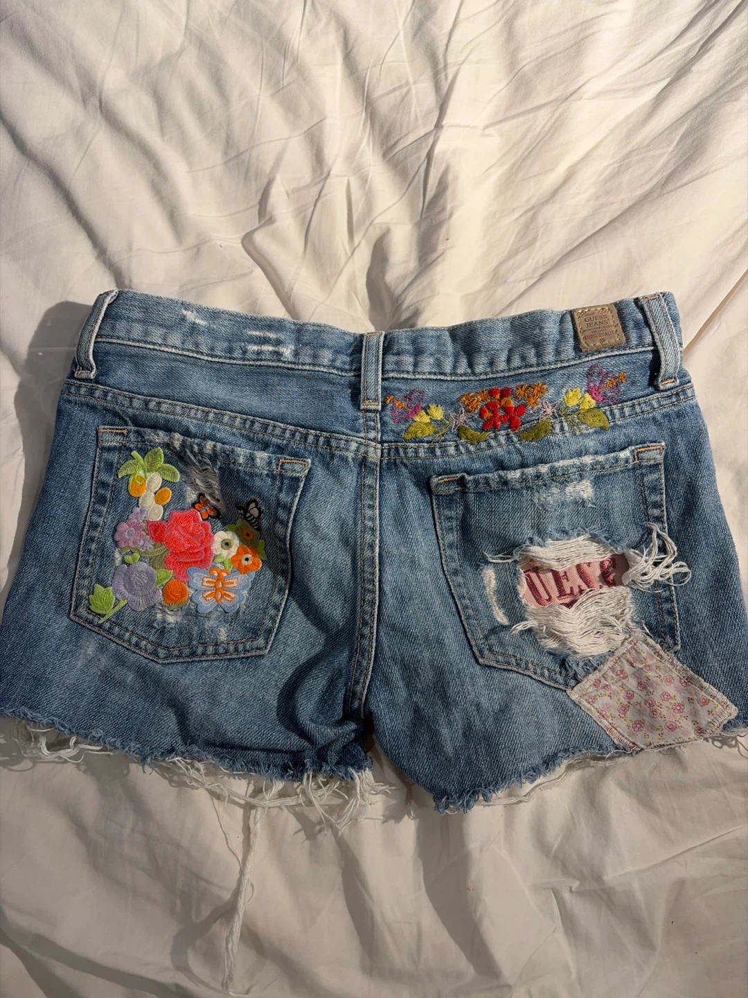 Vintage Guess Jeans Embroidered Jean Shorts Size 26 - photo 4