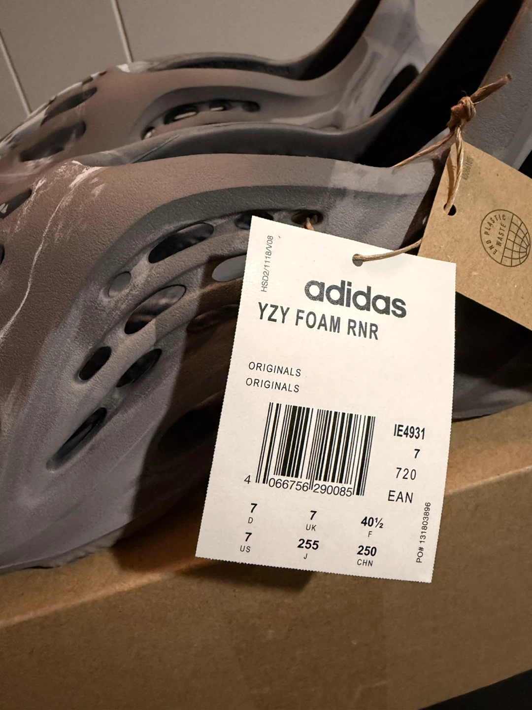 Brand new Adidas Yeezy Foam runner Size 7 - photo 4